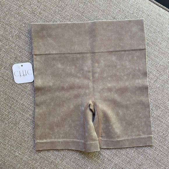 Short biker shorts - Taupe (new with tags) Small - Picture 3 of 3